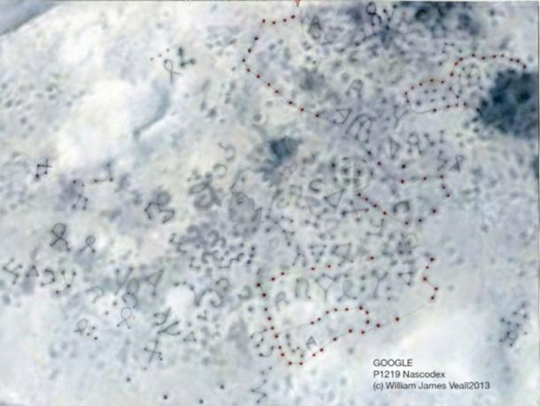 Una de las fotografías de satélite que muestran claramente la gran cantidad de material inscriptive descubierto por arqueo, William James Veall, en la costa atlántica del sur de Uruguay, América del Sur. 