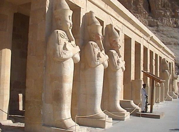 La segunda terraza fachada del templo de Hatshepsut, decorado con colosos de Osiris con la efigie de la reina.