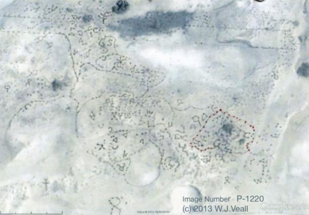 Una segunda fotografía satelital que muestra claramente otro conjunto de petroglifos descubiertos a lo largo de la costa de Uruguay.