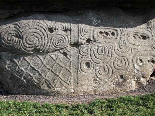 Las tallas espirales triples en una pared en Newgrange