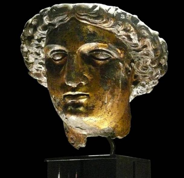 Cabeza de bronce dorado de la estatua de culto de Sulis Minerva.  Se encuentra en Stall Street, Bath, en 1727
