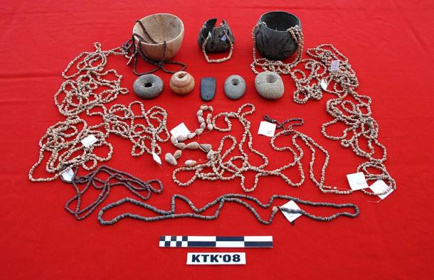 Los arqueólogos han encontrado herramientas de piedra y hachas, cuentas hechas de muchas sustancias, cuencos de piedra y otros objetos.