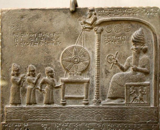 El sol de Babilonia dios Shamash se sienta en su trono durante una reunión con un rey y dos deidades.