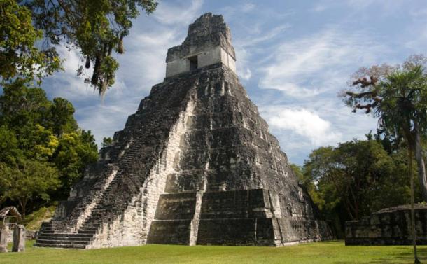 Tikal se compone de grandes estructuras monumentales como este templo en el Grand Plaza