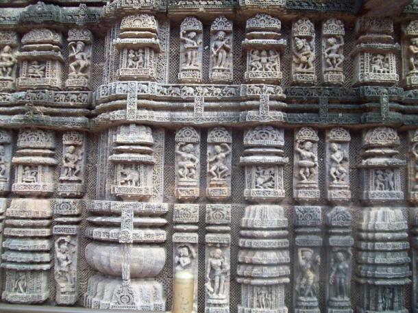 Bailar plantea en la pared del templo de Konark Sun, un tesoro Dinastía Ganga del Este