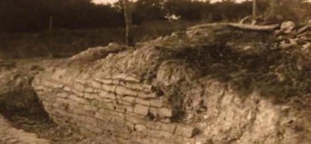 Una foto histórica del "muro" que se encuentra en Rockwall, Texas. 