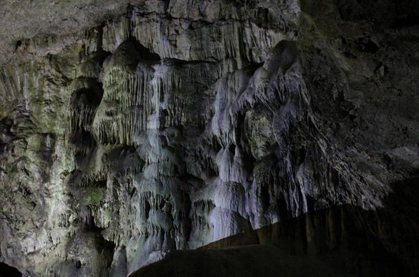 Las paredes ricas texturas de la cueva son creados por formaciones de calcita.