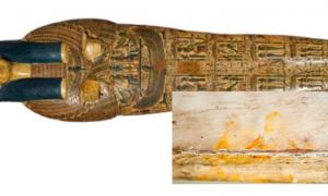 The fingerprints were discovered by museum researchers on an inner coffin lid belonging to the priest Nespawershefyt from about 1000 BC. 