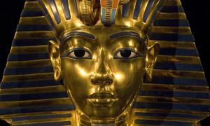 Tutankhamun Death Mask was Made for Nefertiti, Archaeologist says Tutankhamuns-death-mask