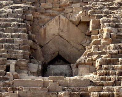 O túnel feito pelo califa Al Ma'mun na grande pirâmide
