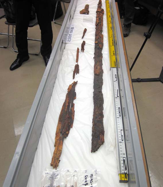 A sword and scabbard found in Ebino, Miyazaki Prefecture, believed to have originally been about 150 centimeters long. 