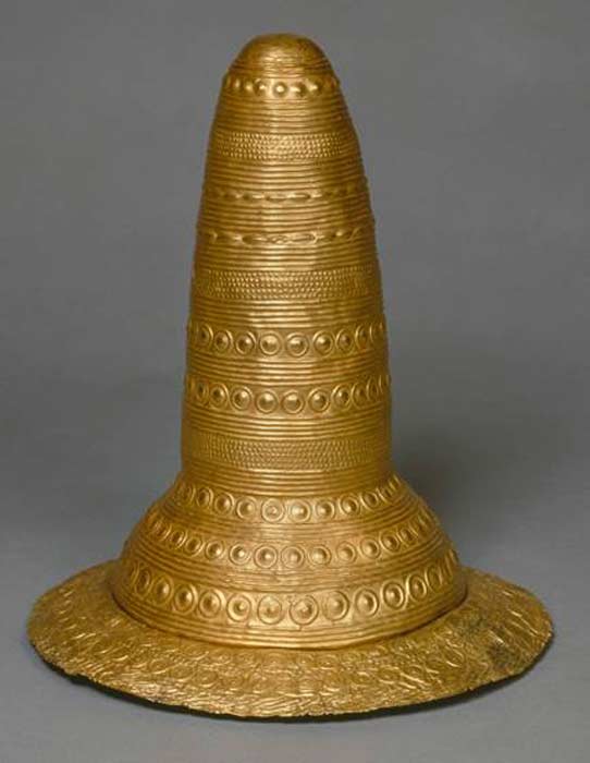 El sombrero dorado de Schifferstadt de alrededor del 1600 a. AD, encontrado con tres hachas de bronce en Renania-Palatinado, Alemania. (Museo Histórico del Palatinado)