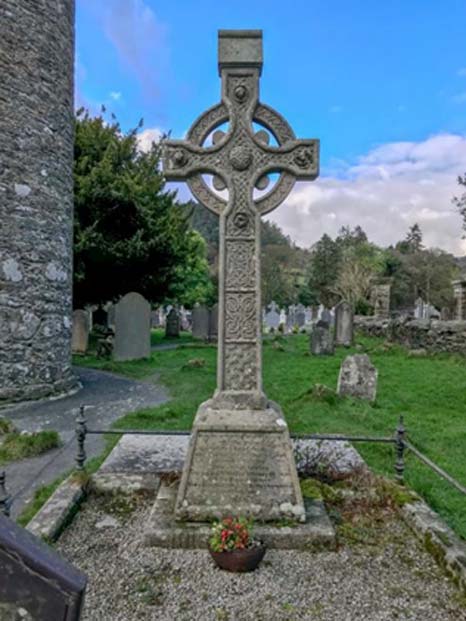 A Celtic cross in the Glendalough graveyard. (Ioannis Syrigos)