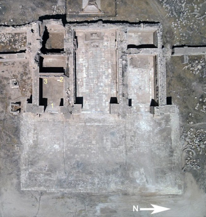 Vista aérea del Templo de Allat, Hatra, Irak: 1) entrada a la sala sur; 2) ubicación de la puerta y el dintel; 3) ubicación de las estatuas del rey Sanatruq I y su hijo (Fotografía cortesía de Aliph-ISMEO Project en Hatra / Antiquity Publications Ltd).