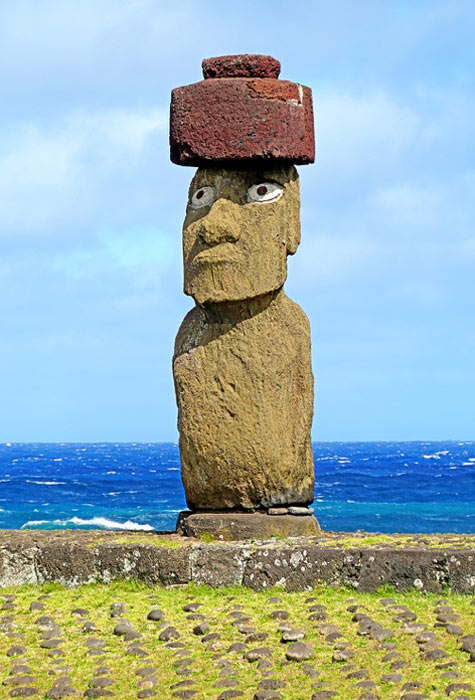 塔海建筑群中的 Ahu Ko Te Riku 是唯一一个游客可以看到完整的 5.1 米（16.7 英尺）摩艾石像的地方。 它包括一顶仿制的红色普考帽，是唯一有眼睛的摩艾石像，由白珊瑚和黑曜石瞳孔制成，于 1990 年被收录。考古学家在 1979 年发现摩艾石像最初有眼睛。（Dennis Jarvis / CC BY-SA 2.0）