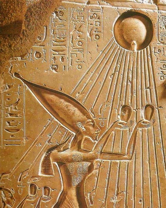 An interesting depiction of 14 days/rays. Akhenaten and Nefertiti under the solar rays of Aten 