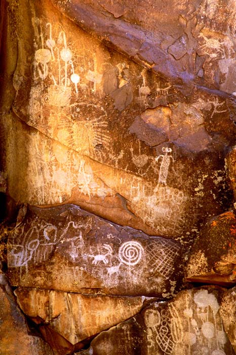 Antiguos grabados rupestres cubren las paredes del cañón Petroglyph Canyon. (Galería Jaynes / Danita Delimont)