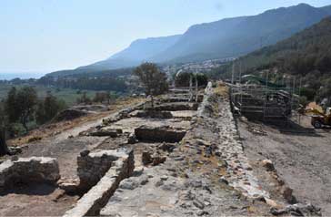 Otra vista de los muros del castillo bizantino encontrados en el sitio de Akyaka, que una vez fue conocida como Idyma, una importante ciudad-estado griega que fue fundada por primera vez por la misteriosa cultura caria. (Agencia Anadolu)