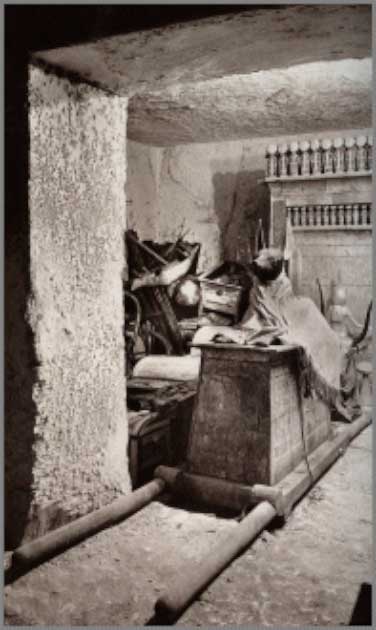 Храм Анубиса на пороге Сокровищницы, вид из Погребальной камеры. Фигура Анубиса была покрыта льняной рубашкой с начертанным картушем Эхнатона. (Всеобщее достояние)
