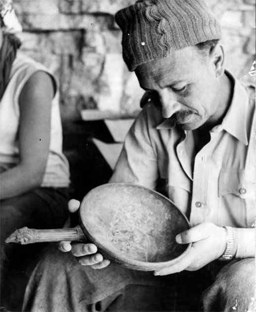 Археолог Игаэль Ядин с лопаткой для благовоний, Пещера букв, Иудейская пустыня, 1960 г. (общественное достояние)