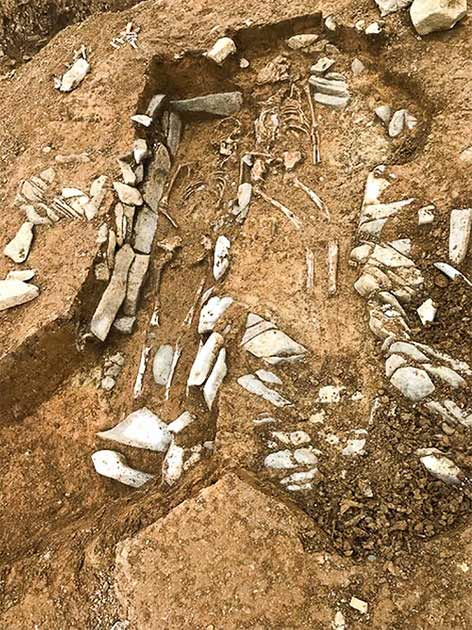 Los arqueólogos creen que han desenterrado los restos humanos de un mercenario romano en el sitio de Five Mile Lane en Gales. (Rubicon Heritage Services Ltd)