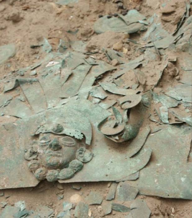 Archaeologists believe the first grave may have belonged to a military leader as weapons and a crown were found with the remains. (RPP Noticias/Deisy Cubas)