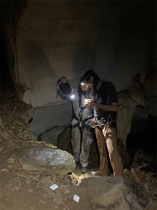Los arqueólogos estudian los restos inusuales y sorprendentes de la cueva de Iroungou en la zona tropical de Gabón, África. (C.Gerrin / Antiquity Publications Ltd)