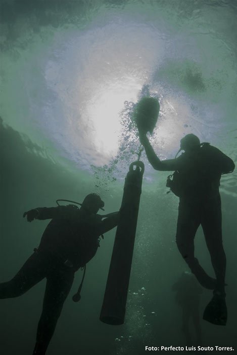 Archaeologists bringing one of the cannons to the surface. (FEDAS)