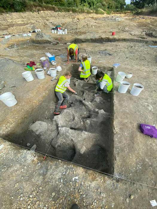 Arqueólogos excavando los huesos de mamut de la estepa en el sitio de Swindon. (DigVentures)
