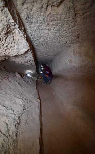 Los arqueólogos investigan una sección del túnel recientemente descubierto en Taposiris Magna. Crédito: Ministerio de Turismo y Antigüedades