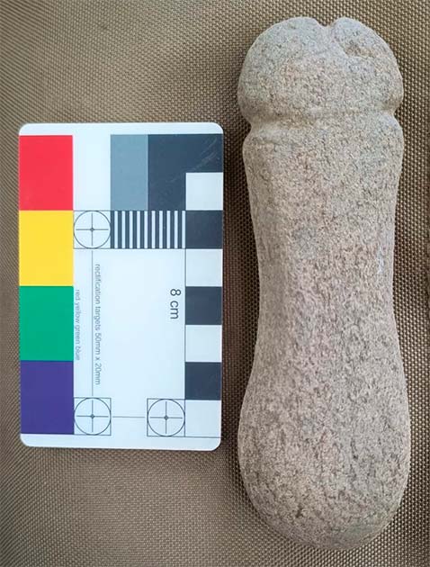 Archaeologists believe the medieval stone phallus was used to sharpen weapons. (Árbore Arqueoloxía S.Coop.Galega)