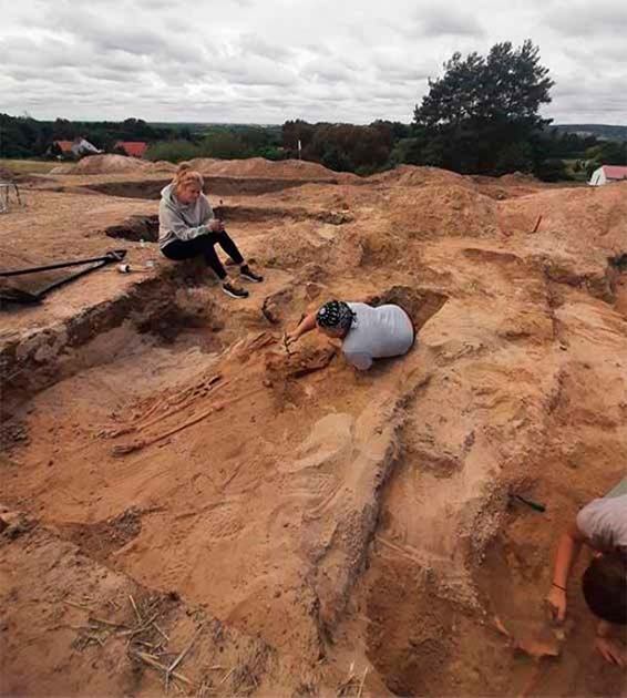 Archaeologists during excavations of the vampire grave discovered in Pien, Poland. (Mirosław Blicharski / Aleksander Poznań)