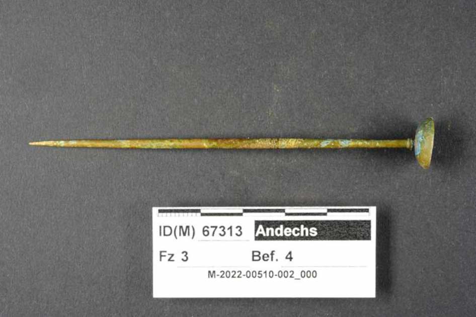 Este alfiler de cabeza de cuenco de aleación de metal no ferroso con una longitud de 9,6 centímetros o 3,8 pulgadas se encontró cerca de las dos espadas Hallstatt desenterradas recientemente en Baviera, Alemania. (© Bayerisches Landesamt für Denkmalpflege)