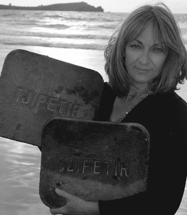 Beachcomber Tracey Williams, con sus descubrimientos en el bloque Tjipetir. (Tom Quinn Williams / Tjipetir Mystery Facebook)