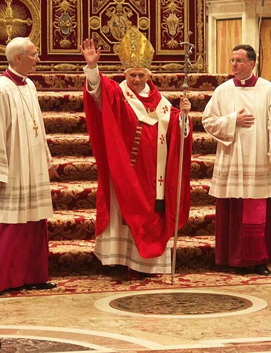 Benedicto XVI en la Basílica de San Pedro, el 15 de mayo de 2005.