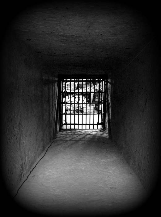 Beyond the second rubble fill in the entrance corridor of KV62 was a sight that no archeologist had encountered before: a room (in this case the Antechamber) filled to the brim with pharaonic treasures. (Public Domain)