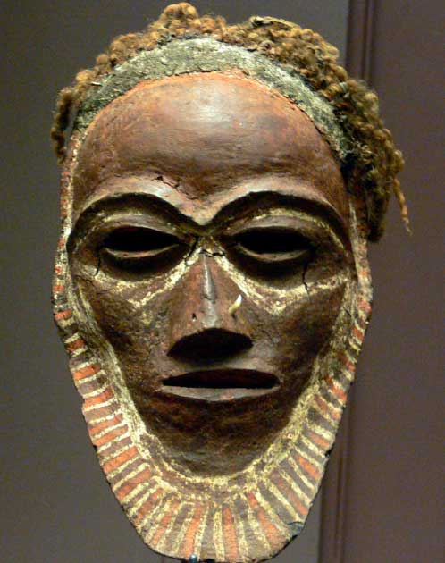 Máscara de calavera hecha con huesos de calavera, cabello humano y arcilla. Nueva Bretaña; Departamento de los Mares del Sur, Museo Etnológico, Berlín, Alemania. (Dominio publico)