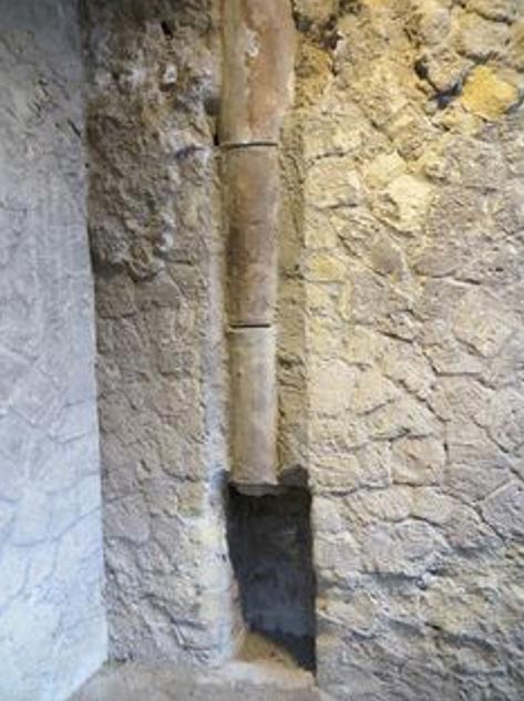 Las conexiones rotas en el bajante de terracota de una casa de Herculano dentro de la pared habrían causado fugas apestosas.