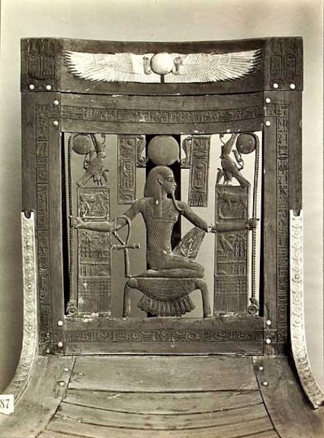 Богато украшенный стул/трон, сфотографированный Бертоном в гробнице Тутанхамона. (Всеобщее достояние)