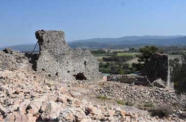 Parte del castillo bizantino encontrado en el sitio de la ladera de Akyaka en el oeste de Turquía. (Agencia Anadolu)