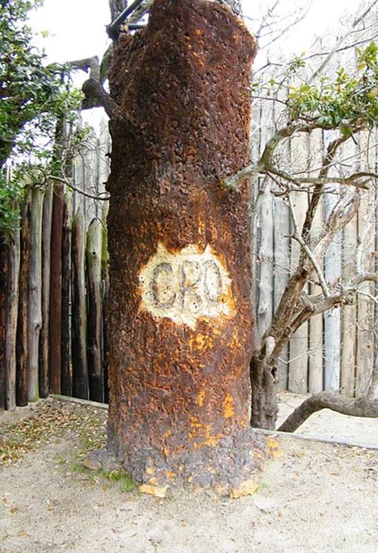 'CRO' escrito en un árbol, parte de la actuación de Lost Colony en el sitio histórico nacional de Fort Raleigh. 
