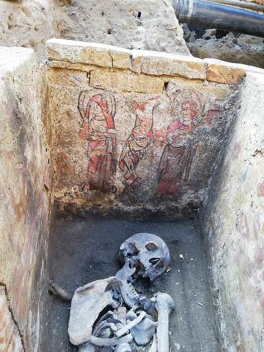 Calvary scene at the head of painted burial vault. (Raakvlak)