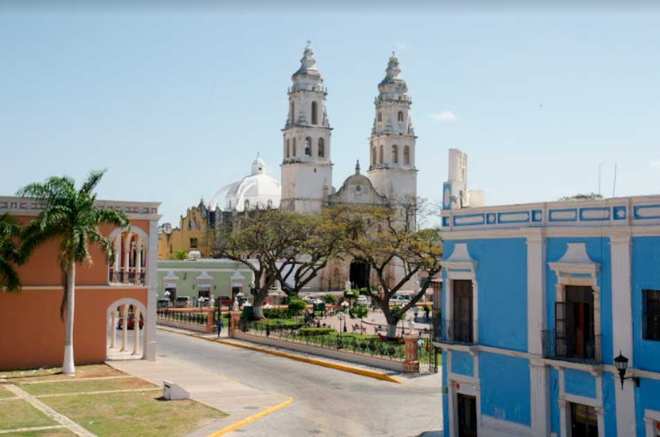 Campeche plaza en la capital del estado Campeche, una vez un importante puerto colonial, ubicado en el sur de México. (Antiques Publications Ltd)