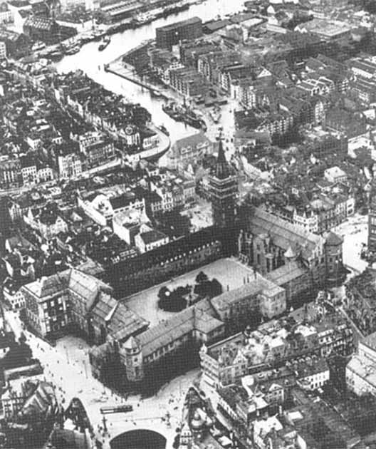 Königsberg Castle, 1925. Several theories regarding the fate of the Amber Room have been suggested, such as the possibility of its destruction during the bombing of the city of Königsberg. (Public Domain)