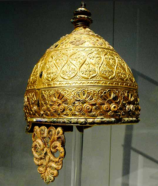 Casco de desfile celta, 350 a.C. Encontrado enterrado en una cueva en Agris, al oeste de Francia. Toda la gorra, el protector del cuello y las protecciones de las mejillas estaban adornados con lujosos diseños de zarcillos y pan de oro. (Xuan Che/Flickr)
