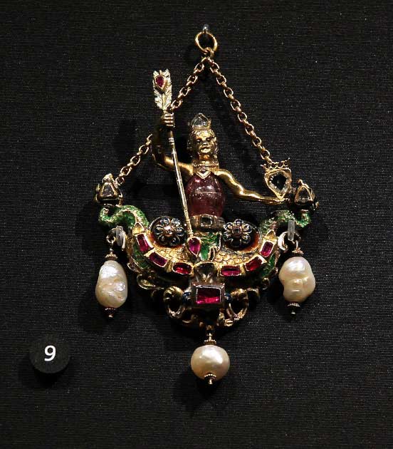North and Central America also became a new source for stunning pearls. A copy of an Austro-Hungarian Empire pendant featuring a double-tailed mermaid made from pink tourmaline, emeralds, diamonds, rubies, and baroque pearls (from the Gulf of California or Tahiti). The original is in the Victoria and Albert Museum, London. (Vassil / CC0)