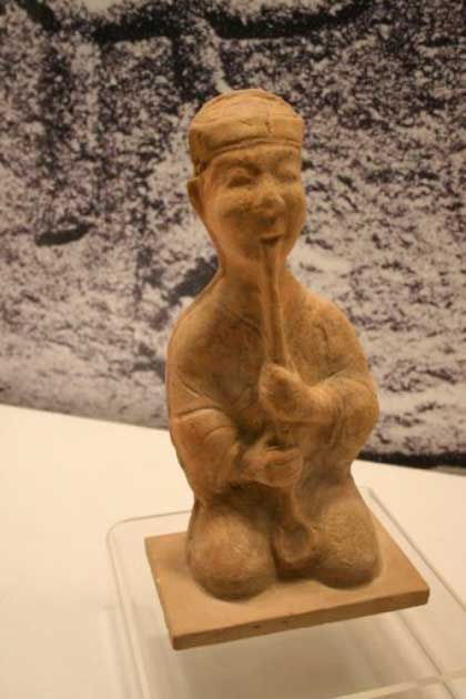 A Chinese Eastern Han Dynasty (25-220 AD) ceramic figurine of a musician playing a xiao flute, from the Pengshan Tomb of Sichuan. (Prof. Gary Lee Todd / CC BY SA 4.0)