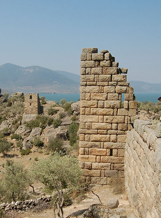 The City ​​fortification with Lake Bafa in the background. 