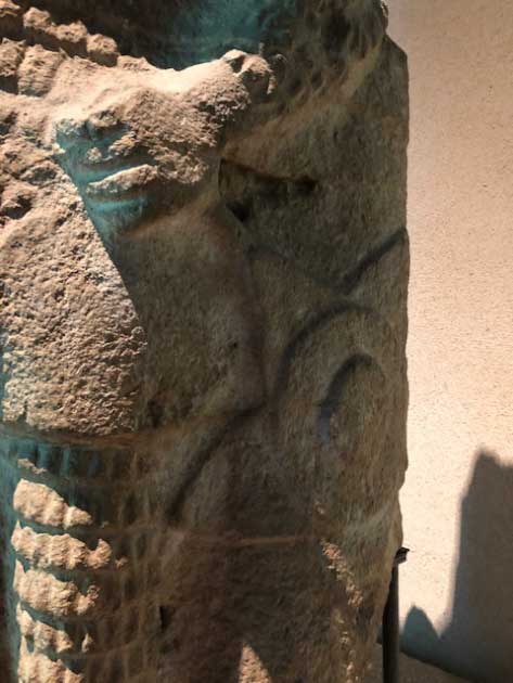 Крупный план левой руки каменной фигуры Колонны 2. (Автор указан)