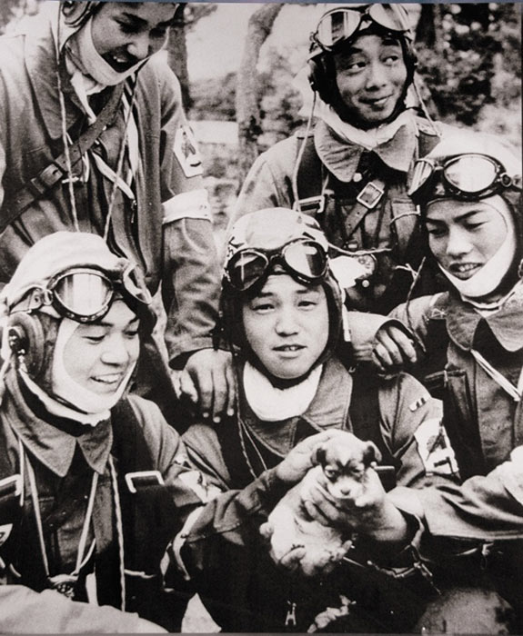 El cabo Yukio Araki sosteniendo un cachorro, con otros cuatro pilotos del 72º Escuadrón Shinbu en Bansei, Kagoshima, el día antes de morir en un atentado suicida que lo convirtió en el piloto kamikaze más joven en morir en la guerra. (Dominio publico)